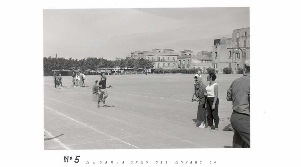 01 OSSU ORAN STADE MAGENTA 1958 1961 x0006.jpg